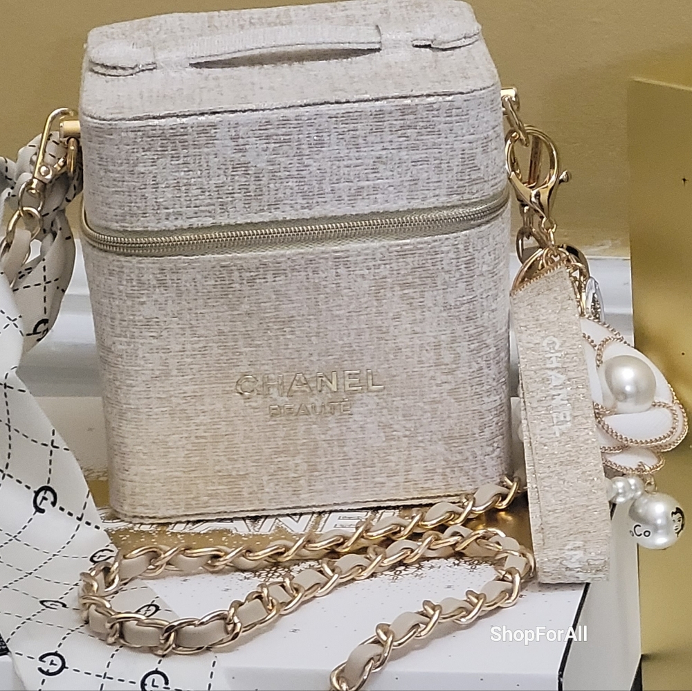 Chanel - Picture 3 of 16